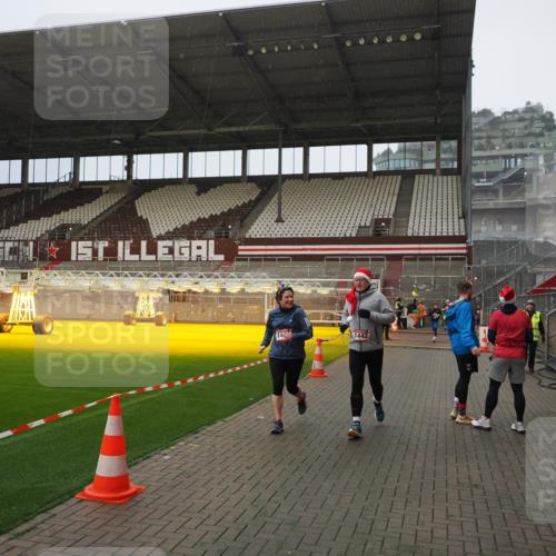 07.12.2025 - St. Pauli X-Mass-Run No. 15 Fabian Wolf http://msf.ph/oto/9415873 07.12.2025 11:06:26 Ziel 204, 414, 474, 486, 1403, 1440, 1442, 1556, 1564 meine-sportfotos.de
