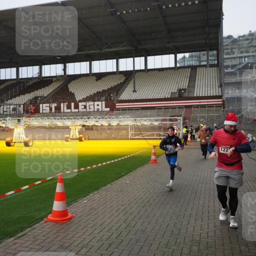 07.12.2025 - St. Pauli X-Mass-Run No. 15 Fabian Wolf http://msf.ph/oto/9415887 07.12.2025 11:06:30 Ziel 474, 486, 1285, 1286, 1403, 1440, 1442, 1556, 1564 meine-sportfotos.de