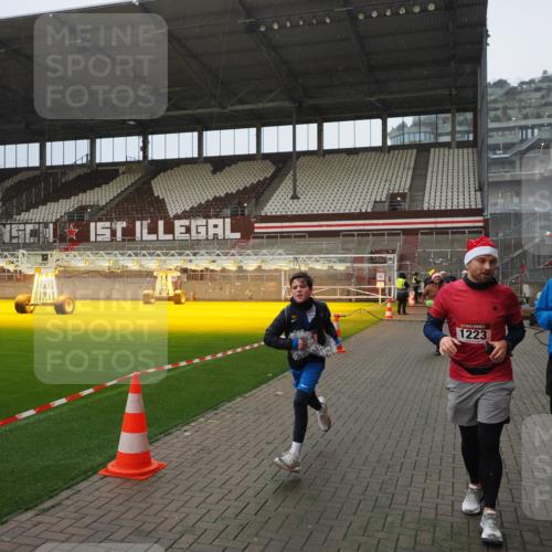07.12.2025 - St. Pauli X-Mass-Run No. 15 Fabian Wolf http://msf.ph/oto/9415890 07.12.2025 11:06:31 Ziel 474, 486, 565, 1285, 1286, 1403, 1440, 1442, 1556, 1564 meine-sportfotos.de