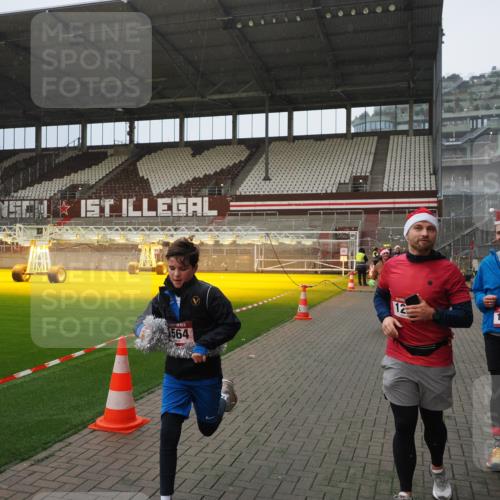 07.12.2025 - St. Pauli X-Mass-Run No. 15 Fabian Wolf http://msf.ph/oto/9415892 07.12.2025 11:06:31 Ziel 474, 486, 565, 1285, 1286, 1403, 1440, 1442, 1556, 1564 meine-sportfotos.de
