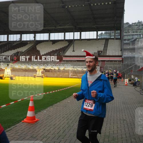 07.12.2025 - St. Pauli X-Mass-Run No. 15 Fabian Wolf http://msf.ph/oto/9415900 07.12.2025 11:06:33 Ziel 359, 382, 474, 486, 565, 1285, 1286, 1440, 1442, 1556, 1564 meine-sportfotos.de