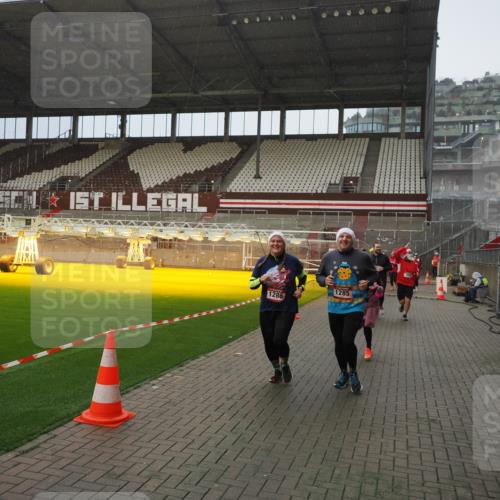 07.12.2025 - St. Pauli X-Mass-Run No. 15 Fabian Wolf http://msf.ph/oto/9415910 07.12.2025 11:06:38 Ziel 359, 382, 565, 1285, 1286, 1440, 1442, 1556, 1564, 4582, 4588 meine-sportfotos.de