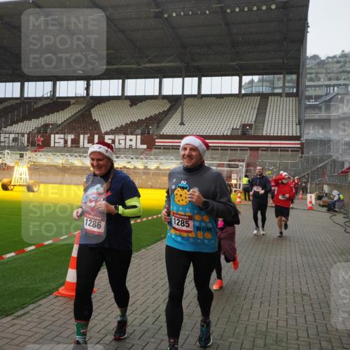 07.12.2025 - St. Pauli X-Mass-Run No. 15 Fabian Wolf http://msf.ph/oto/9415916 07.12.2025 11:06:39 Ziel 359, 382, 565, 1285, 1286, 1440, 1556, 1564, 1708, 4582, 4588 meine-sportfotos.de