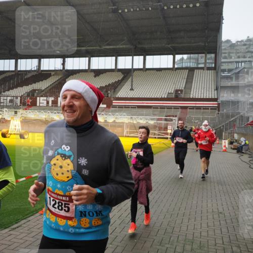07.12.2025 - St. Pauli X-Mass-Run No. 15 Fabian Wolf http://msf.ph/oto/9415919 07.12.2025 11:06:39 Ziel 359, 382, 565, 1285, 1286, 1440, 1556, 1564, 1708, 4582, 4588 meine-sportfotos.de