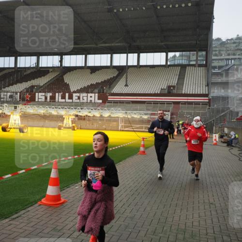 07.12.2025 - St. Pauli X-Mass-Run No. 15 Fabian Wolf http://msf.ph/oto/9415922 07.12.2025 11:06:40 Ziel 359, 382, 565, 1285, 1286, 1556, 1564, 1708, 4582, 4588 meine-sportfotos.de