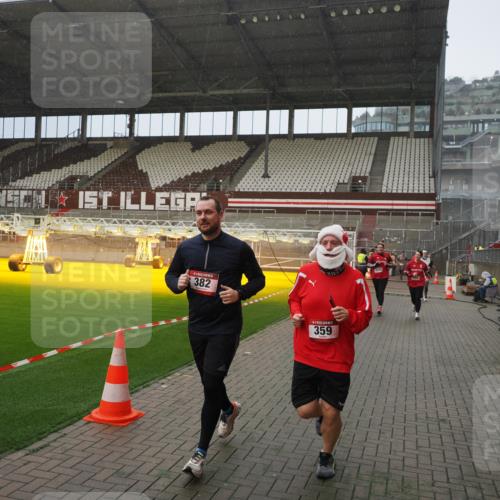 07.12.2025 - St. Pauli X-Mass-Run No. 15 Fabian Wolf http://msf.ph/oto/9415927 07.12.2025 11:06:42 Ziel 359, 382, 565, 1285, 1286, 1556, 1564, 1708, 4582, 4588 meine-sportfotos.de