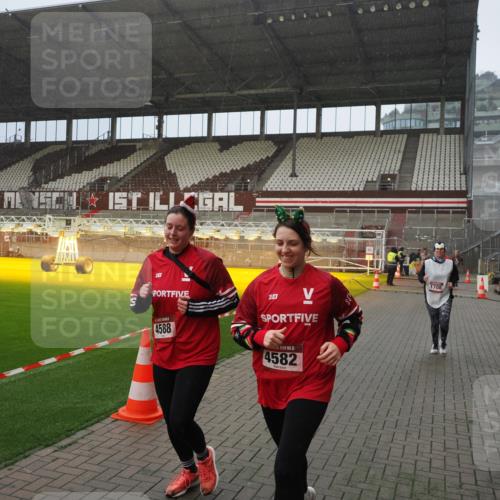 07.12.2025 - St. Pauli X-Mass-Run No. 15 Fabian Wolf http://msf.ph/oto/9415936 07.12.2025 11:06:46 Ziel 359, 382, 565, 595, 1285, 1286, 1462, 1469, 1556, 1564, 1708, 4582, 4588 meine-sportfotos.de