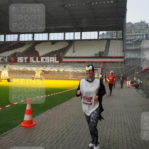 07.12.2025 - St. Pauli X-Mass-Run No. 15 Fabian Wolf http://msf.ph/oto/9415939 07.12.2025 11:06:48 Ziel 359, 382, 565, 595, 1285, 1286, 1462, 1469, 1708, 4582, 4588 meine-sportfotos.de