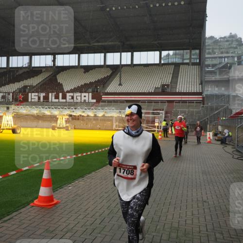 07.12.2025 - St. Pauli X-Mass-Run No. 15 Fabian Wolf http://msf.ph/oto/9415940 07.12.2025 11:06:48 Ziel 359, 382, 565, 595, 1285, 1286, 1462, 1469, 1708, 4582, 4588 meine-sportfotos.de