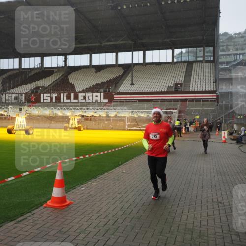 07.12.2025 - St. Pauli X-Mass-Run No. 15 Fabian Wolf http://msf.ph/oto/9415942 07.12.2025 11:06:51 Ziel 359, 382, 565, 595, 1462, 1469, 1708, 4582, 4588 meine-sportfotos.de