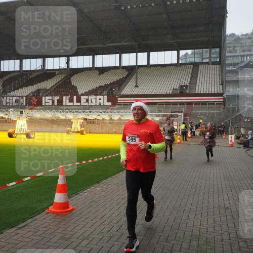 07.12.2025 - St. Pauli X-Mass-Run No. 15 Fabian Wolf http://msf.ph/oto/9415945 07.12.2025 11:06:51 Ziel 359, 382, 565, 595, 1462, 1469, 1708, 4582, 4588 meine-sportfotos.de