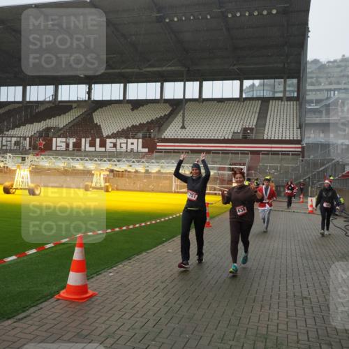 07.12.2025 - St. Pauli X-Mass-Run No. 15 Fabian Wolf http://msf.ph/oto/9415958 07.12.2025 11:07:02 Ziel 595, 1462, 1469, 1634, 1666, 1751, 1861, 1862 meine-sportfotos.de