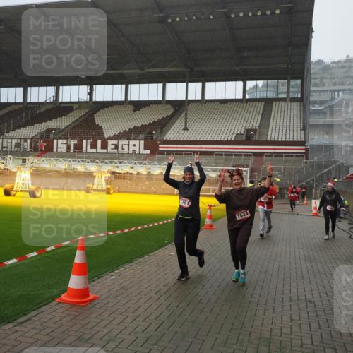07.12.2025 - St. Pauli X-Mass-Run No. 15 Fabian Wolf http://msf.ph/oto/9415959 07.12.2025 11:07:02 Ziel 595, 1462, 1469, 1634, 1666, 1751, 1861, 1862 meine-sportfotos.de