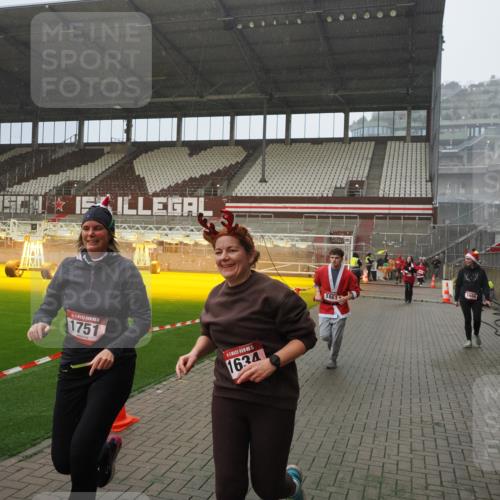 07.12.2025 - St. Pauli X-Mass-Run No. 15 Fabian Wolf http://msf.ph/oto/9415965 07.12.2025 11:07:03 Ziel 595, 1462, 1469, 1634, 1666, 1751, 1861, 1862 meine-sportfotos.de