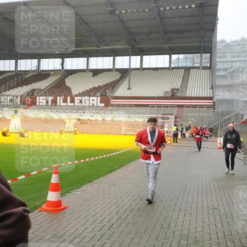 07.12.2025 - St. Pauli X-Mass-Run No. 15 Fabian Wolf http://msf.ph/oto/9415968 07.12.2025 11:07:04 Ziel 1462, 1469, 1634, 1666, 1751, 1861, 1862 meine-sportfotos.de