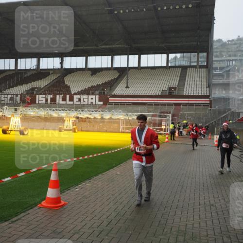 07.12.2025 - St. Pauli X-Mass-Run No. 15 Fabian Wolf http://msf.ph/oto/9415969 07.12.2025 11:07:04 Ziel 1462, 1469, 1634, 1666, 1751, 1861, 1862 meine-sportfotos.de