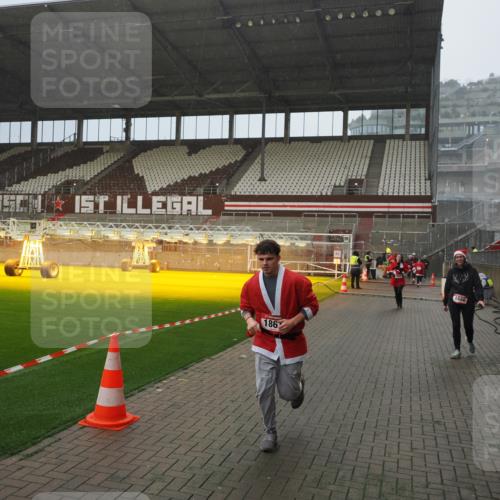 07.12.2025 - St. Pauli X-Mass-Run No. 15 Fabian Wolf http://msf.ph/oto/9415970 07.12.2025 11:07:04 Ziel 1462, 1469, 1634, 1666, 1751, 1861, 1862 meine-sportfotos.de