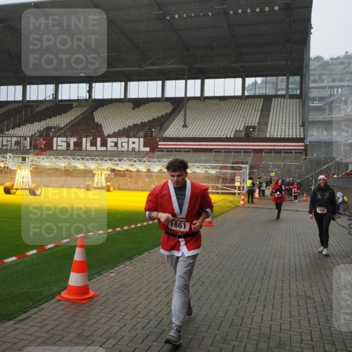 07.12.2025 - St. Pauli X-Mass-Run No. 15 Fabian Wolf http://msf.ph/oto/9415971 07.12.2025 11:07:05 Ziel 1462, 1469, 1634, 1666, 1751, 1861, 1862 meine-sportfotos.de