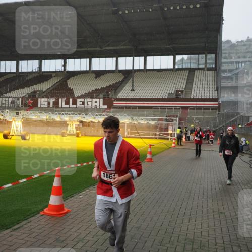 07.12.2025 - St. Pauli X-Mass-Run No. 15 Fabian Wolf http://msf.ph/oto/9415972 07.12.2025 11:07:05 Ziel 1462, 1469, 1634, 1666, 1751, 1861, 1862 meine-sportfotos.de