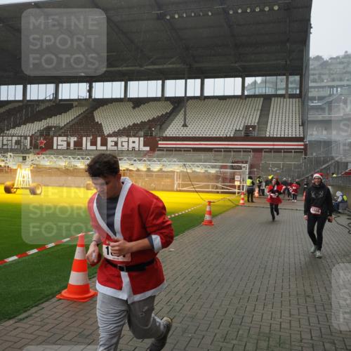 07.12.2025 - St. Pauli X-Mass-Run No. 15 Fabian Wolf http://msf.ph/oto/9415973 07.12.2025 11:07:05 Ziel 1462, 1469, 1634, 1666, 1751, 1861, 1862 meine-sportfotos.de