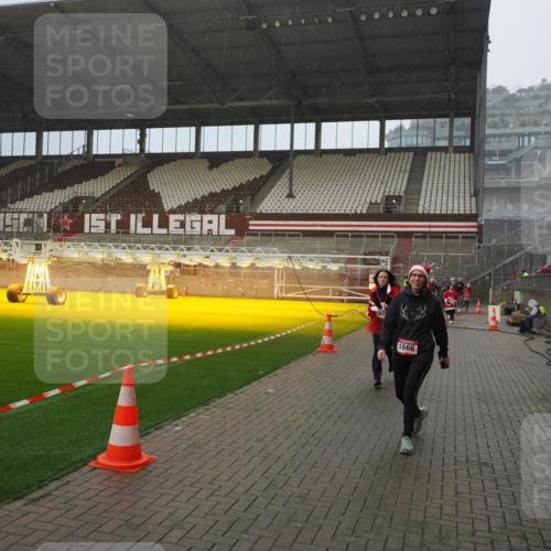 07.12.2025 - St. Pauli X-Mass-Run No. 15 Fabian Wolf http://msf.ph/oto/9415983 07.12.2025 11:07:07 Ziel 281, 596, 688, 1634, 1666, 1751, 1861, 1862 meine-sportfotos.de