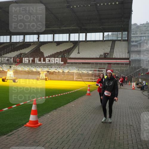 07.12.2025 - St. Pauli X-Mass-Run No. 15 Fabian Wolf http://msf.ph/oto/9415984 07.12.2025 11:07:07 Ziel 281, 596, 688, 1634, 1666, 1751, 1861, 1862 meine-sportfotos.de
