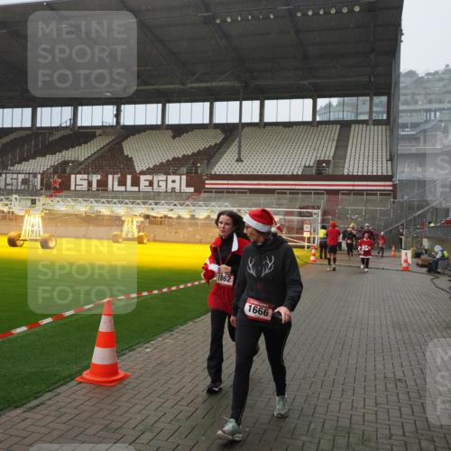 07.12.2025 - St. Pauli X-Mass-Run No. 15 Fabian Wolf http://msf.ph/oto/9415987 07.12.2025 11:07:09 Ziel 281, 596, 688, 1585, 1587, 1634, 1666, 1751, 1861, 1862 meine-sportfotos.de