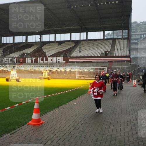 07.12.2025 - St. Pauli X-Mass-Run No. 15 Fabian Wolf http://msf.ph/oto/9415993 07.12.2025 11:07:14 Ziel 281, 342, 344, 591, 596, 603, 622, 688, 1585, 1587, 1634, 1666, 1751, 1861, 1862 meine-sportfotos.de