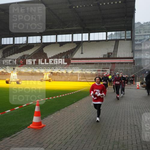 07.12.2025 - St. Pauli X-Mass-Run No. 15 Fabian Wolf http://msf.ph/oto/9415994 07.12.2025 11:07:14 Ziel 281, 342, 344, 591, 596, 603, 622, 688, 1585, 1587, 1634, 1666, 1751, 1861, 1862 meine-sportfotos.de
