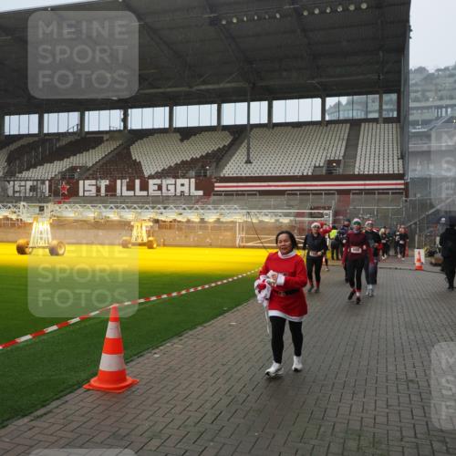 07.12.2025 - St. Pauli X-Mass-Run No. 15 Fabian Wolf http://msf.ph/oto/9415995 07.12.2025 11:07:14 Ziel 281, 342, 344, 591, 596, 603, 622, 688, 1585, 1587, 1634, 1666, 1751, 1861, 1862 meine-sportfotos.de