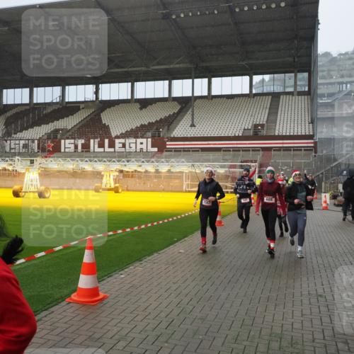07.12.2025 - St. Pauli X-Mass-Run No. 15 Fabian Wolf http://msf.ph/oto/9416003 07.12.2025 11:07:16 Ziel 281, 342, 344, 476, 490, 591, 596, 603, 621, 622, 673, 688, 1202, 1206, 1585, 1587, 1861, 1862, 2403 meine-sportfotos.de