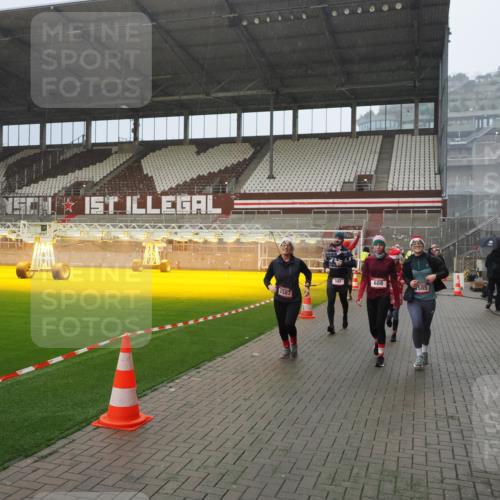 07.12.2025 - St. Pauli X-Mass-Run No. 15 Fabian Wolf http://msf.ph/oto/9416004 07.12.2025 11:07:16 Ziel 281, 342, 344, 476, 490, 591, 596, 603, 621, 622, 673, 688, 1202, 1206, 1585, 1587, 1861, 1862, 2403 meine-sportfotos.de