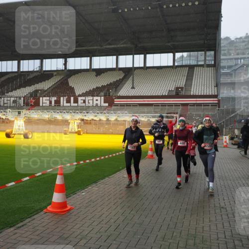 07.12.2025 - St. Pauli X-Mass-Run No. 15 Fabian Wolf http://msf.ph/oto/9416006 07.12.2025 11:07:16 Ziel 281, 342, 344, 476, 490, 591, 596, 603, 621, 622, 673, 688, 1202, 1206, 1585, 1587, 1861, 1862, 2403 meine-sportfotos.de