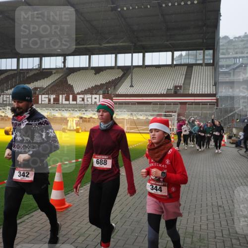07.12.2025 - St. Pauli X-Mass-Run No. 15 Fabian Wolf http://msf.ph/oto/9416017 07.12.2025 11:07:19 Ziel 281, 342, 344, 476, 490, 591, 596, 603, 621, 622, 673, 688, 781, 1202, 1206, 1233, 1585, 1587, 1862, 2403, 5008 meine-sportfotos.de