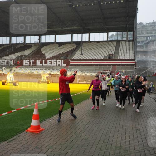07.12.2025 - St. Pauli X-Mass-Run No. 15 Fabian Wolf http://msf.ph/oto/9416023 07.12.2025 11:07:22 Ziel 281, 342, 344, 476, 490, 591, 596, 603, 621, 622, 673, 688, 781, 1202, 1206, 1233, 1585, 1587, 2403, 5008 meine-sportfotos.de