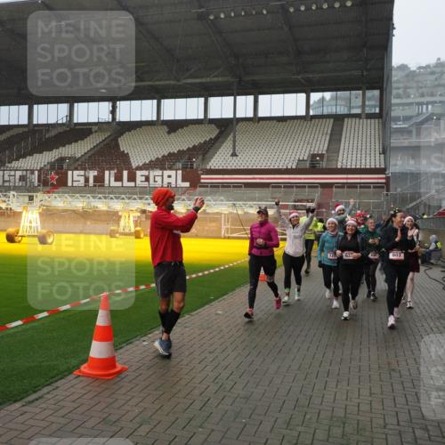 07.12.2025 - St. Pauli X-Mass-Run No. 15 Fabian Wolf http://msf.ph/oto/9416024 07.12.2025 11:07:22 Ziel 281, 342, 344, 476, 490, 591, 596, 603, 621, 622, 673, 688, 781, 1202, 1206, 1233, 1585, 1587, 2403, 5008 meine-sportfotos.de