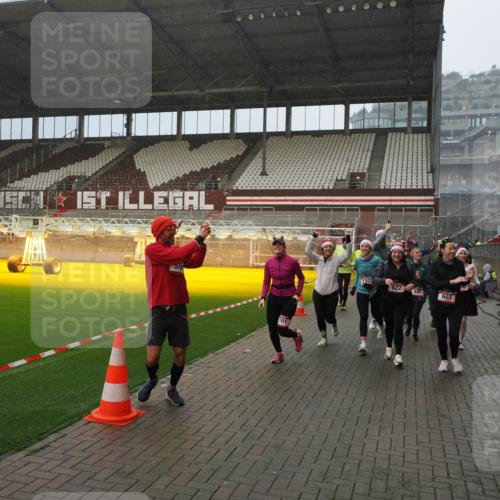 07.12.2025 - St. Pauli X-Mass-Run No. 15 Fabian Wolf http://msf.ph/oto/9416025 07.12.2025 11:07:22 Ziel 281, 342, 344, 476, 490, 591, 596, 603, 621, 622, 673, 688, 781, 1202, 1206, 1233, 1585, 1587, 2403, 5008 meine-sportfotos.de