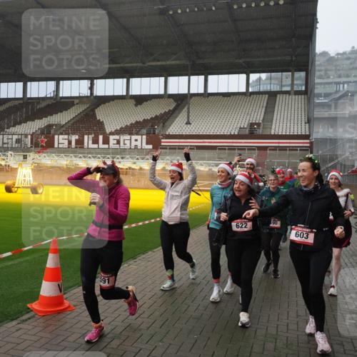 07.12.2025 - St. Pauli X-Mass-Run No. 15 Fabian Wolf http://msf.ph/oto/9416032 07.12.2025 11:07:24 Ziel 281, 342, 344, 476, 490, 591, 596, 603, 621, 622, 673, 688, 781, 1202, 1206, 1233, 1585, 1587, 2403, 5008 meine-sportfotos.de