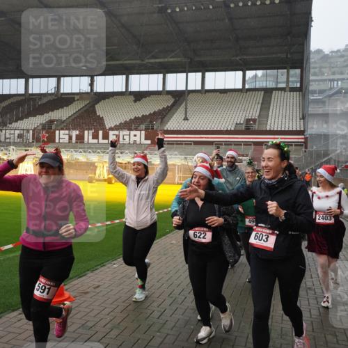 07.12.2025 - St. Pauli X-Mass-Run No. 15 Fabian Wolf http://msf.ph/oto/9416034 07.12.2025 11:07:24 Ziel 281, 342, 344, 476, 490, 591, 596, 603, 621, 622, 673, 688, 781, 1202, 1206, 1233, 1585, 1587, 2403, 5008 meine-sportfotos.de