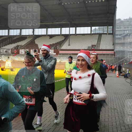 07.12.2025 - St. Pauli X-Mass-Run No. 15 Fabian Wolf http://msf.ph/oto/9416041 07.12.2025 11:07:25 Ziel 281, 342, 344, 476, 490, 591, 596, 603, 621, 622, 673, 688, 781, 1202, 1206, 1233, 1585, 1587, 2403, 5008 meine-sportfotos.de