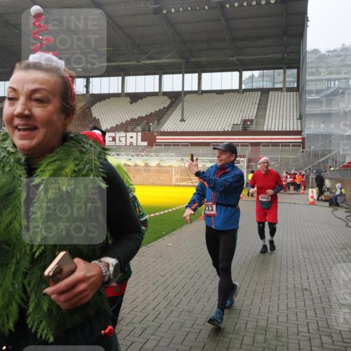 07.12.2025 - St. Pauli X-Mass-Run No. 15 Fabian Wolf http://msf.ph/oto/9416047 07.12.2025 11:07:27 Ziel 342, 344, 476, 490, 591, 596, 603, 621, 622, 673, 781, 1202, 1206, 1233, 1585, 1587, 2403, 5008 meine-sportfotos.de