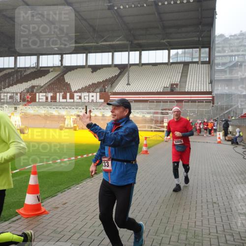 07.12.2025 - St. Pauli X-Mass-Run No. 15 Fabian Wolf http://msf.ph/oto/9416050 07.12.2025 11:07:27 Ziel 342, 344, 476, 490, 591, 596, 603, 621, 622, 673, 781, 1202, 1206, 1233, 1585, 1587, 2403, 5008 meine-sportfotos.de