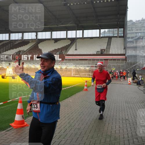07.12.2025 - St. Pauli X-Mass-Run No. 15 Fabian Wolf http://msf.ph/oto/9416052 07.12.2025 11:07:28 Ziel 315, 342, 344, 476, 490, 591, 603, 621, 622, 673, 781, 1202, 1206, 1233, 1585, 1587, 2403, 5008 meine-sportfotos.de