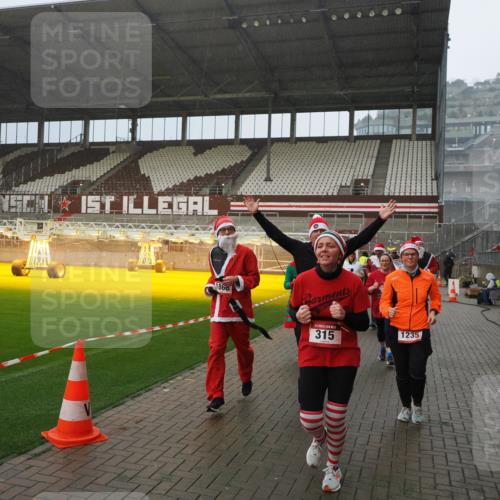 07.12.2025 - St. Pauli X-Mass-Run No. 15 Fabian Wolf http://msf.ph/oto/9416063 07.12.2025 11:07:38 Ziel 77, 315, 332, 377, 389, 397, 623, 1235, 1509, 1824, 1866, 1910, 2693, 5008 meine-sportfotos.de