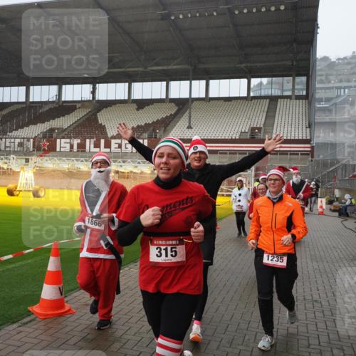 07.12.2025 - St. Pauli X-Mass-Run No. 15 Fabian Wolf http://msf.ph/oto/9416066 07.12.2025 11:07:38 Ziel 77, 315, 332, 377, 389, 397, 623, 1235, 1509, 1824, 1866, 1910, 2693, 5008 meine-sportfotos.de