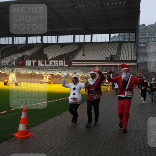 07.12.2025 - St. Pauli X-Mass-Run No. 15 Fabian Wolf http://msf.ph/oto/9416077 07.12.2025 11:07:41 Ziel 77, 273, 315, 332, 377, 389, 397, 623, 1235, 1509, 1812, 1824, 1866, 1910, 2693 meine-sportfotos.de