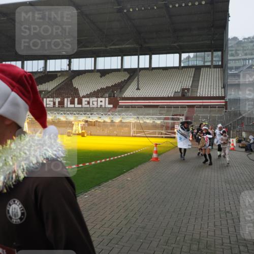 07.12.2025 - St. Pauli X-Mass-Run No. 15 Fabian Wolf http://msf.ph/oto/9416094 07.12.2025 11:07:44 Ziel 77, 271, 273, 315, 332, 377, 389, 397, 623, 1235, 1439, 1441, 1509, 1812, 1824, 1866, 1910, 2693 meine-sportfotos.de