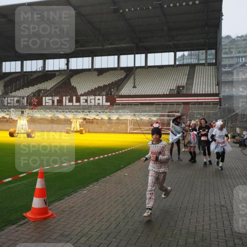 07.12.2025 - St. Pauli X-Mass-Run No. 15 Fabian Wolf http://msf.ph/oto/9416099 07.12.2025 11:07:47 Ziel 77, 271, 273, 286, 293, 315, 332, 377, 389, 397, 623, 1235, 1378, 1381, 1382, 1383, 1439, 1441, 1460, 1509, 1812, 1824, 1866, 1910, 2693 meine-sportfotos.de