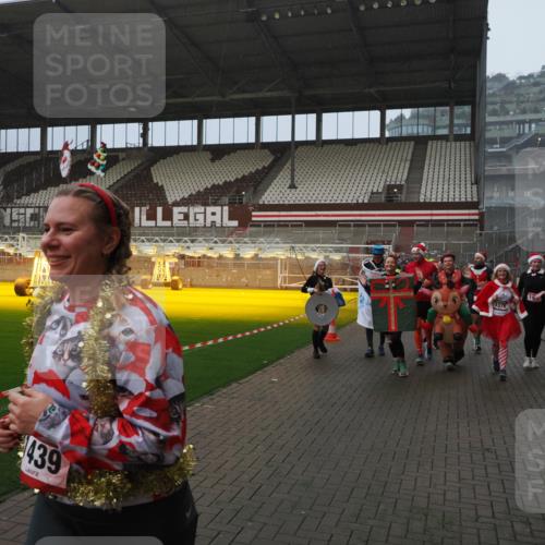 07.12.2025 - St. Pauli X-Mass-Run No. 15 Fabian Wolf http://msf.ph/oto/9416122 07.12.2025 11:07:52 Ziel 271, 273, 286, 293, 332, 389, 397, 772, 774, 1107, 1123, 1129, 1378, 1381, 1382, 1383, 1439, 1441, 1460, 1812, 2693 meine-sportfotos.de