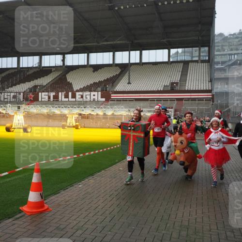 07.12.2025 - St. Pauli X-Mass-Run No. 15 Fabian Wolf http://msf.ph/oto/9416123 07.12.2025 11:07:54 Ziel 271, 273, 286, 293, 389, 397, 653, 772, 774, 1107, 1123, 1129, 1342, 1378, 1381, 1382, 1383, 1439, 1441, 1460, 1520, 1525, 1812, 2693 meine-sportfotos.de